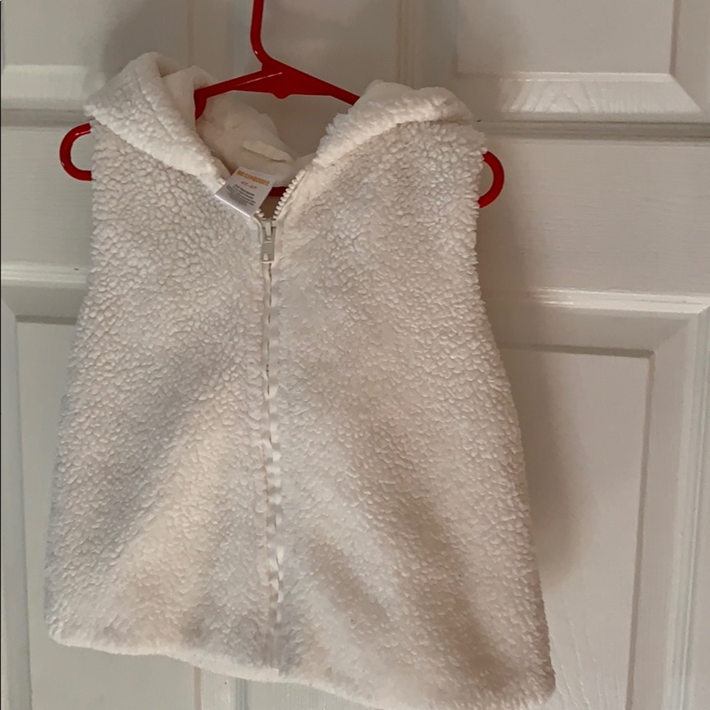 Size 4/5 Sherpa vest in ivory